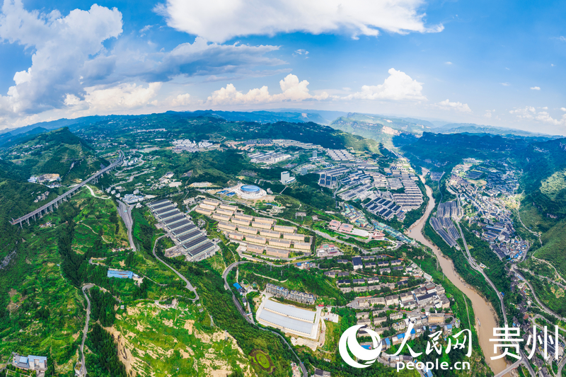 蜿蜒的赤水河穿过习酒镇中心。