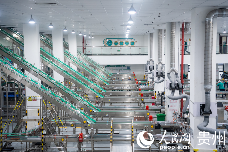 智能包装生产车间流水线。