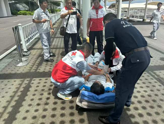 红十字工作人员贴心照顾