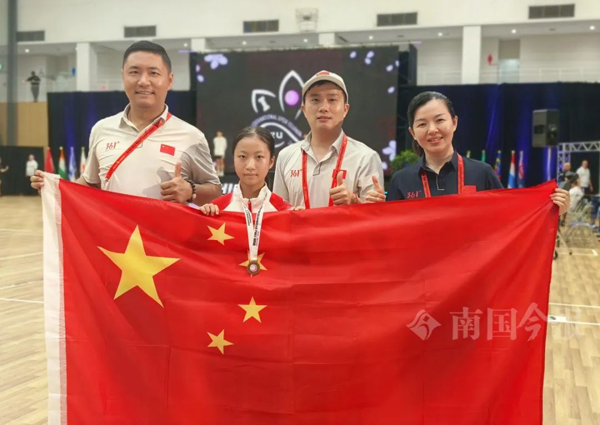 韦沅沅（左二）与教练合影。