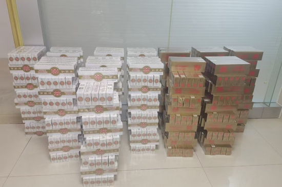 依法封存查获的非法卷烟。来宾烟草供图
