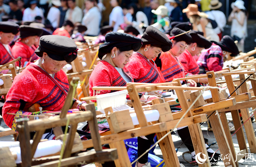 瑶族妇女在展示红瑶服饰制作工艺。