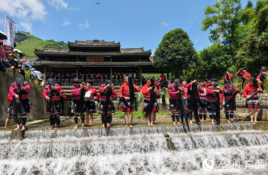 瑶族妇女在展示长发梳妆。