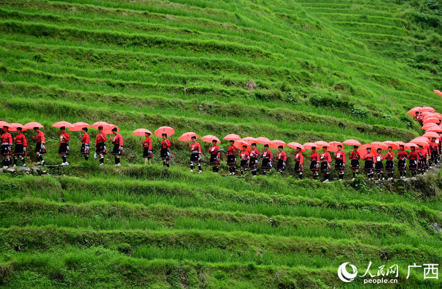 瑶族同胞在参加民俗巡游活动。