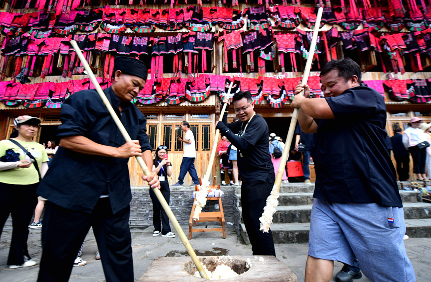 游客在体验打糍粑。