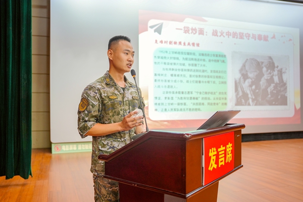 官兵分享军史。