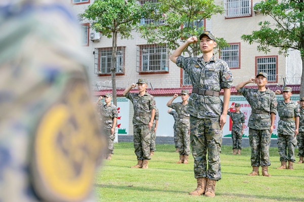 武警官兵举起右拳庄严宣誓。