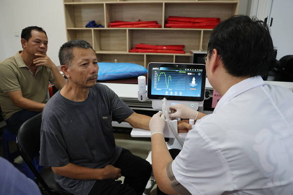 医疗巡诊活动现场。熊雯钰摄