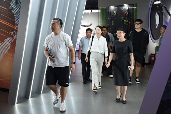 与会人员实地考察科技馆。黄晓君摄