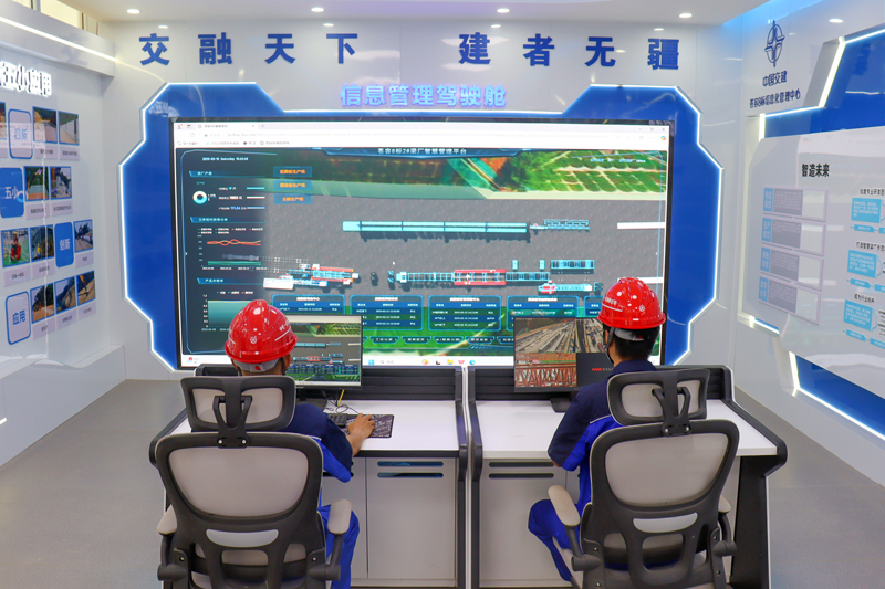 蒼容8標智慧梁廠的機器人控制中心。黃賦星攝
