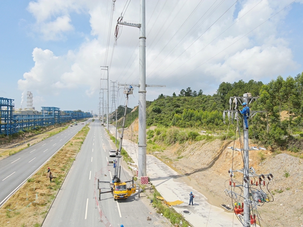 线路建设阶段正值烈日炎炎，电力施工团队克服高温作业环境，持续奋战在10千伏南港北I线建设现场。翟晋升摄.jpg