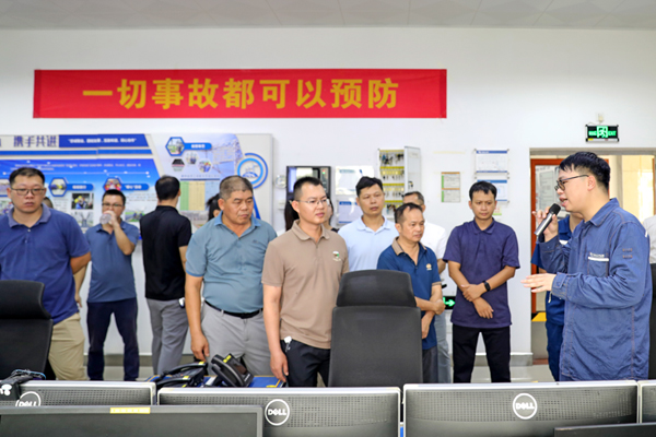 参观中控室。梁涵摄