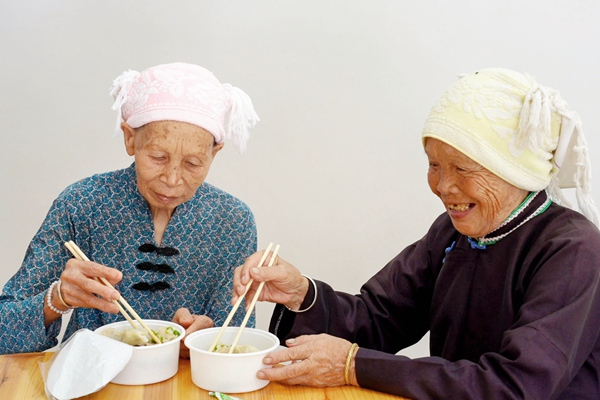 老人在愛心食堂內用餐。溫雨佳攝
