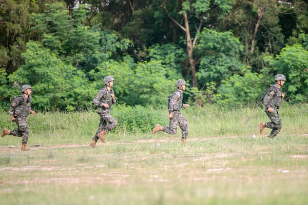 武警官兵正在向射擊地線躍進。