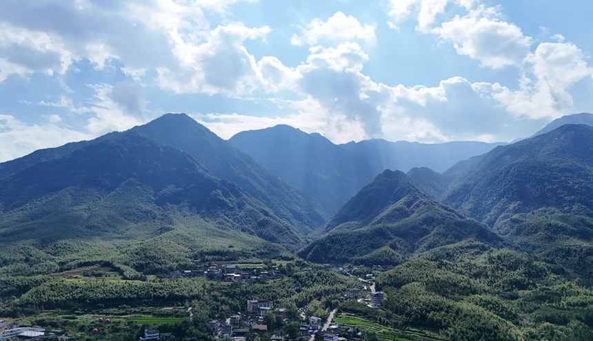 群山环绕的猫儿山。乔佳一摄