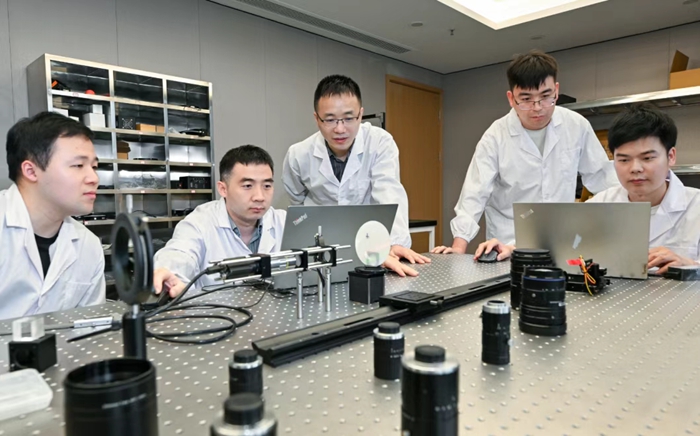 中科摇橹船技术人员在进行晶元检测测试。