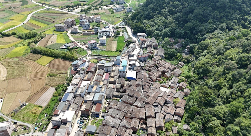 岔山村村内古街、古戏台、古城墙等遗迹全通硬化路。乔佳一摄