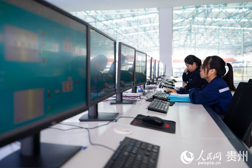 工作人员在示范项目内的污水处理厂值班