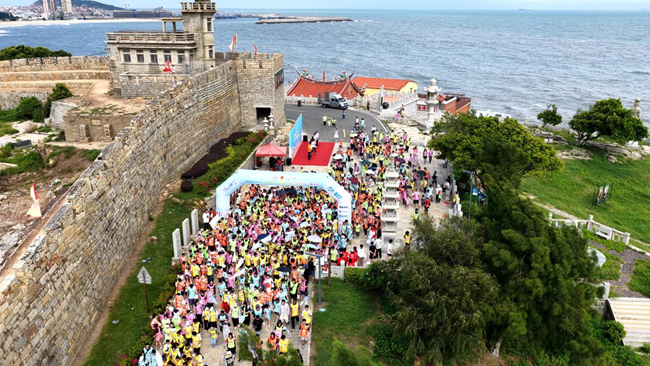 青年在古城中徒步前行