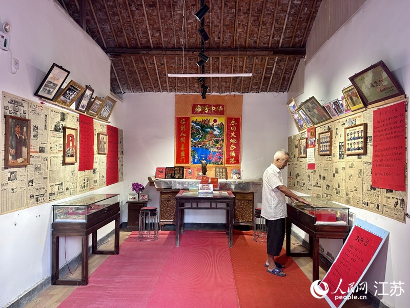 村民马维龙在堂屋内