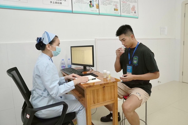 医护人员正在给应征青年做检查。