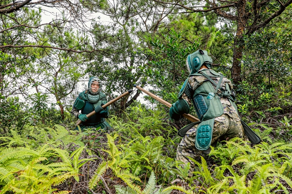 武警官兵正在进行模拟实战对刺。马腾飞摄