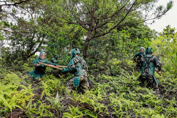 武警官兵正在进行模拟实战对刺。马腾飞摄