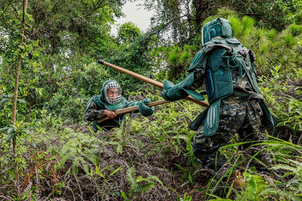 武警官兵正在进行模拟实战对刺。马腾飞摄