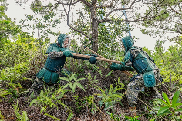 武警官兵正在进行模拟实战对刺。马腾飞摄