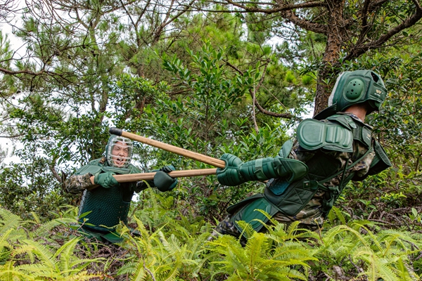 武警官兵正在进行模拟实战对刺。马腾飞摄
