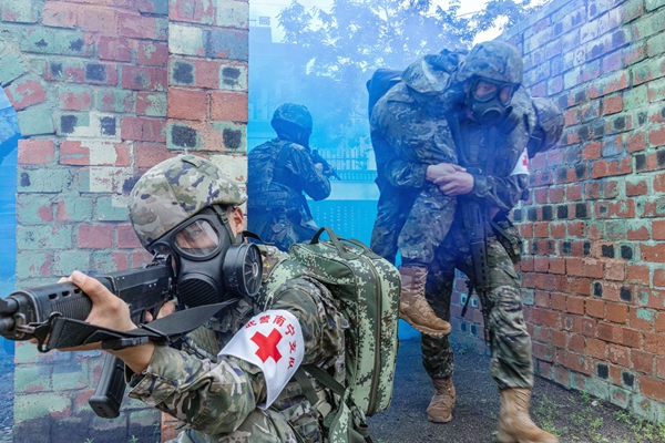 卫勤专业官兵在进行战伤救护综合演练。