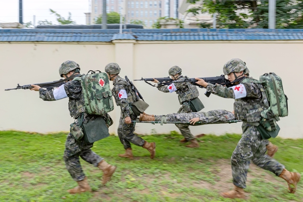 卫勤专业官兵在进行战伤救护综合演练。
