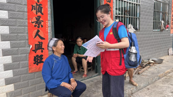 移动工作人员向苗族群众介绍“数字乡村”平台的防汛知识。吴菁菁摄