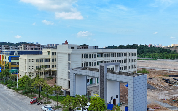 建设中的防城港市第四中学和平校区。钟馥蔚摄