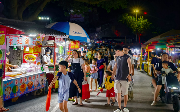 熱鬧非凡的龍潭濕地公園小吃街