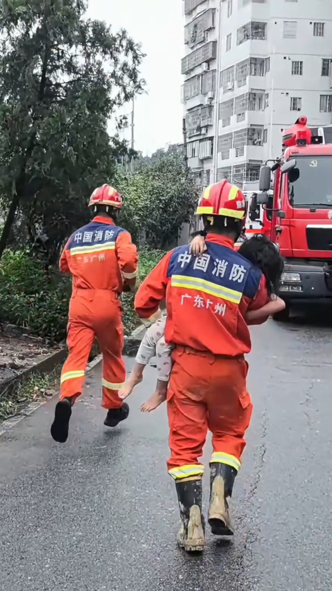 救援人员正在转移受困群众