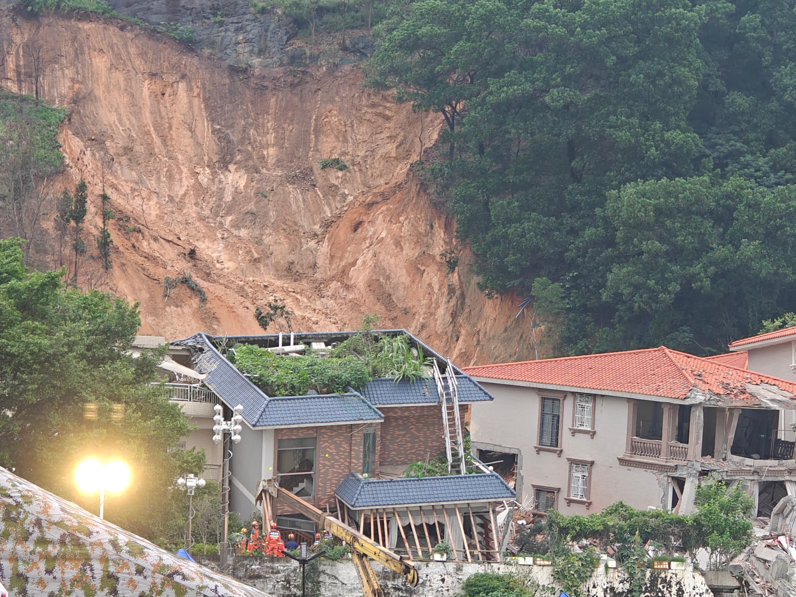 夜间救援现场