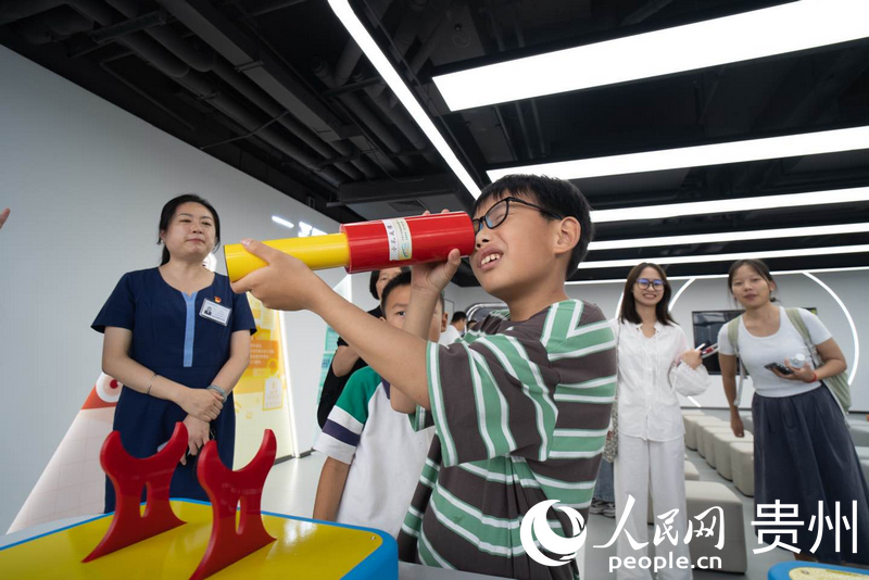 少年儿童参观眼健康互动区。