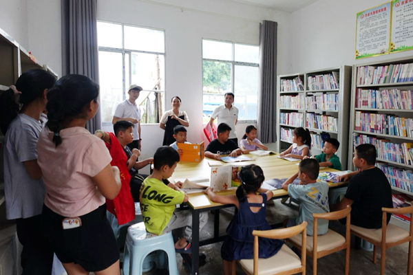 实践团教村民普通话发音。韦佩汝摄