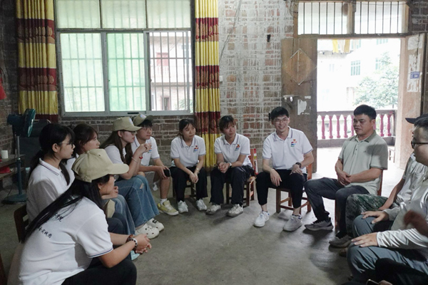 实践团走访困难群众家庭。韦佩汝摄