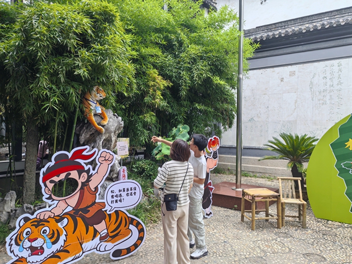 游客在兴化市博物馆打卡“苏超”中场表演道具布置点位。