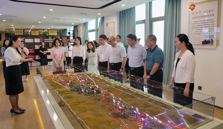参观“逐锰之家”综合文化展厅。广西大锰集团供图