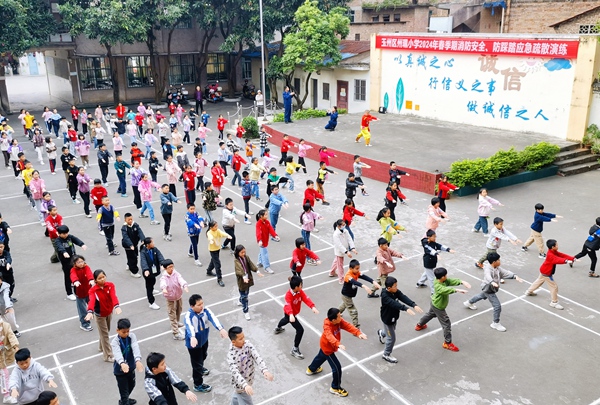 非遗代表性传承人走进玉州区州珮小学开展武术功夫教学活动