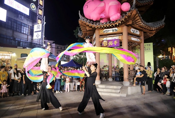 邀请非遗代表性传承人在玉林十字街开展木偶戏展演