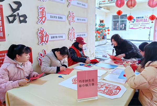 大新社区在社区文化传承馆开展非遗剪纸活动