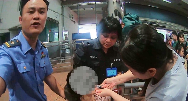 工作人员低血糖旅客送上葡萄糖。
