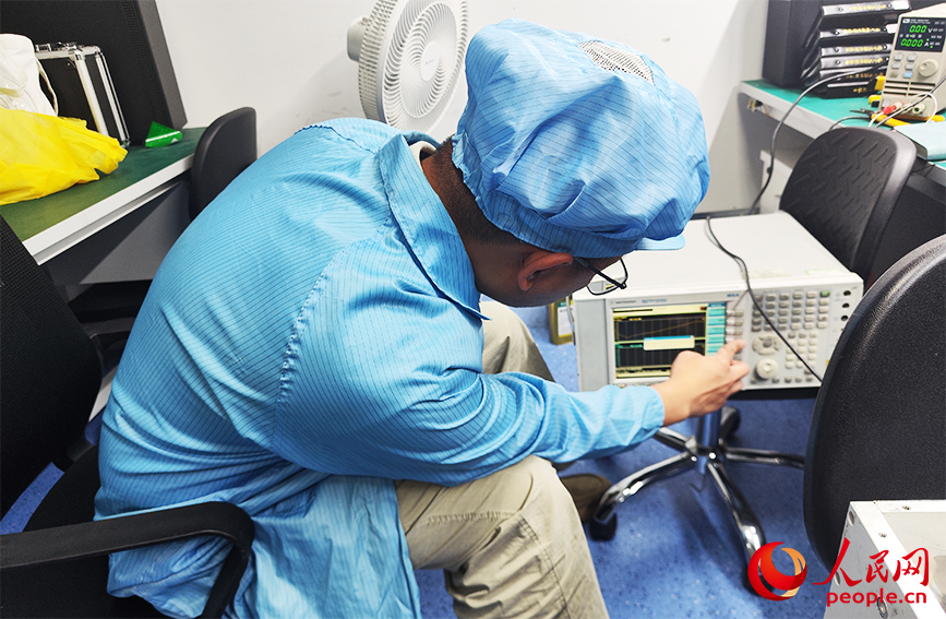 工作人员正在测试天气雷达射频模块的噪音系数