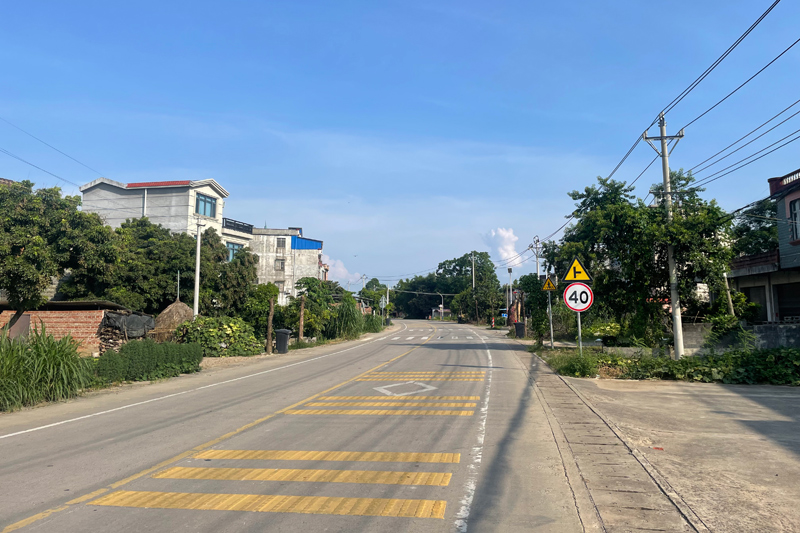 信铺线长塘路口重新施划路口交通组织标线,增设路口限速标志、道口桩、爆闪灯等道路安防设施。