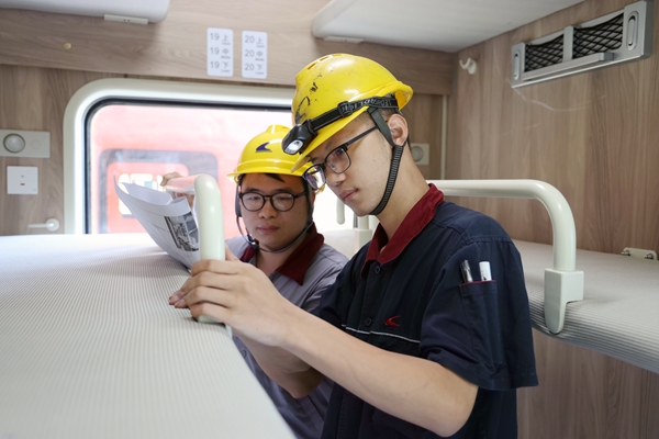 工作人员正在对普惠型适老化旅游列车卧铺扶手安装状态进行检查确认。邢星摄