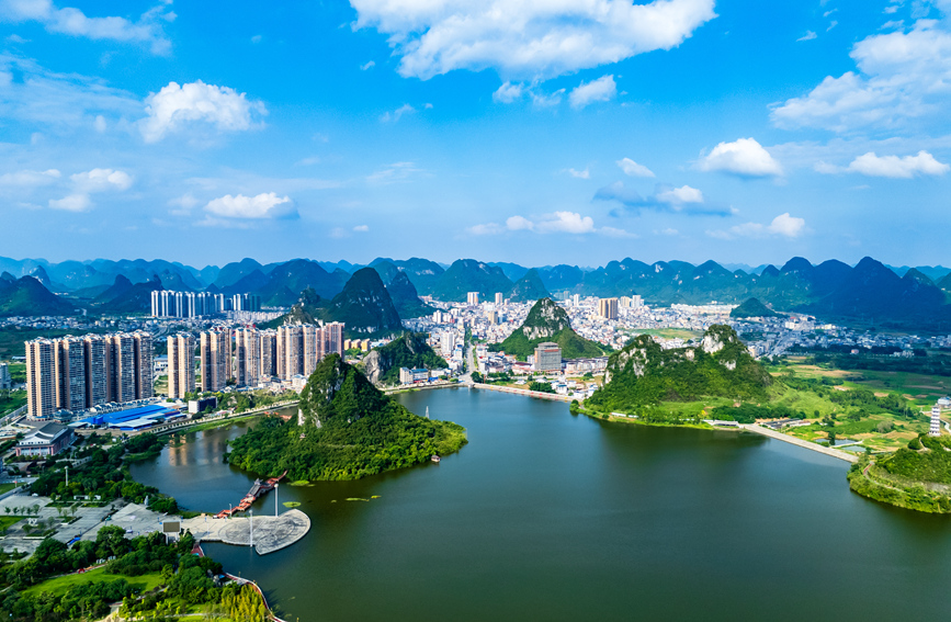 县城西面成龙湖优美风光。